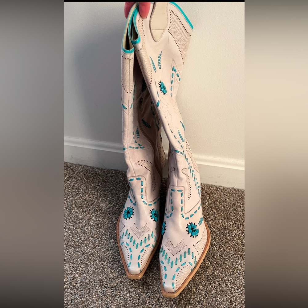 COPY - BCBG boots size 10 in new condition.